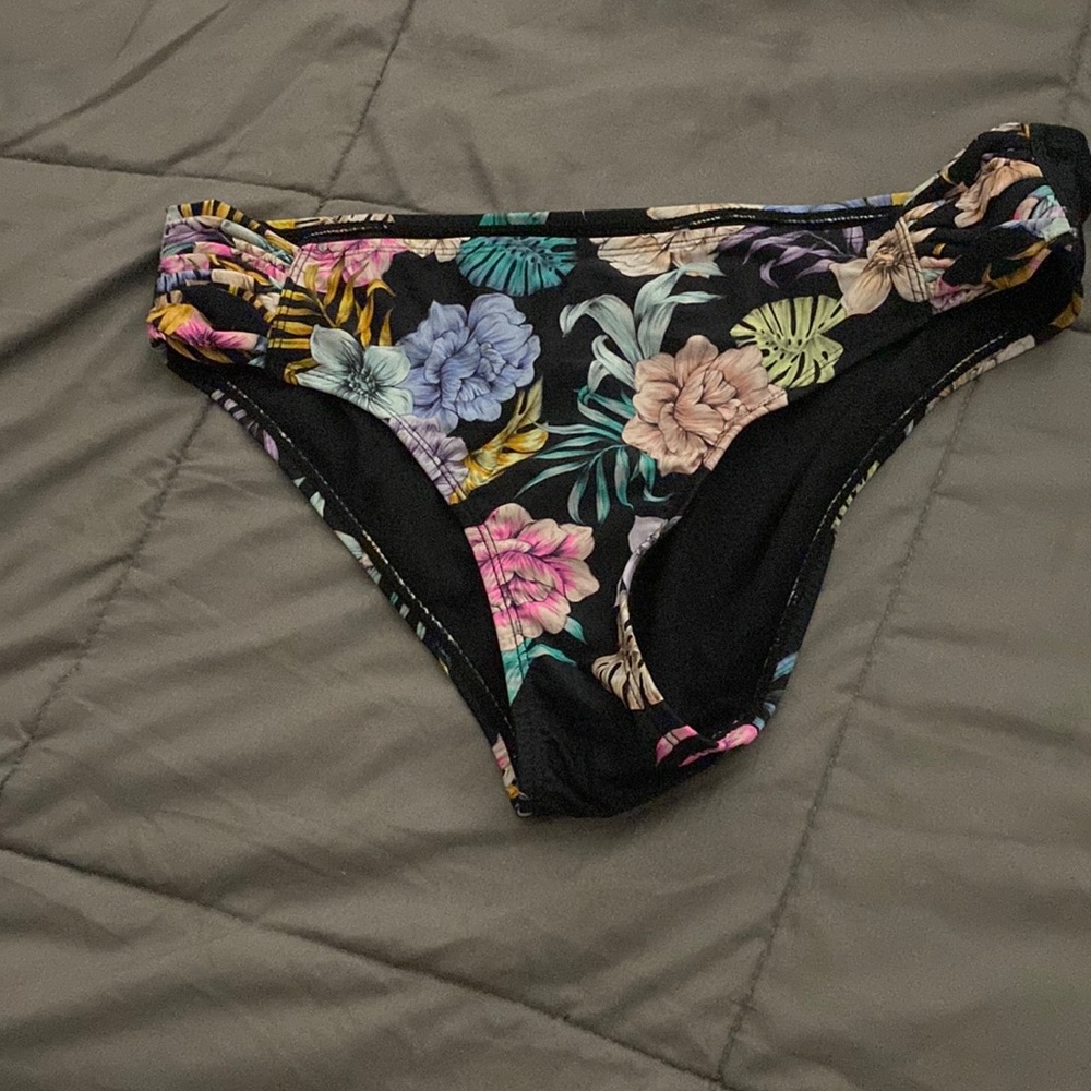 Nothing wrong with a bathing suits. No tear, rip, or stain.